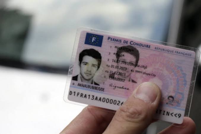 Utiliser un faux permis de conduire est-il une infraction ? Risques, sanctions et conséquences juridiques