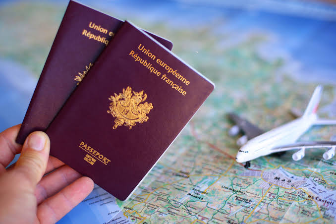 Combien coûte un passeport français en 2026